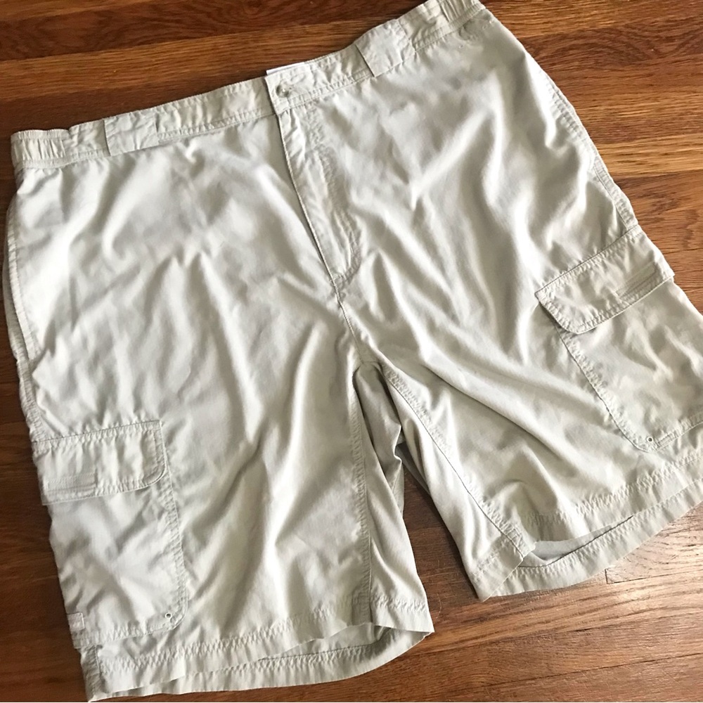 Columbia men’s shorts XL khaki cargo GRT